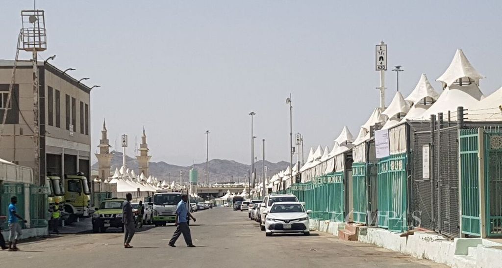 Suasana perkemahan untuk jemaah haji di Mina, Mekkah, Arab Saudi, Kamis (30/6/2022). Tenda dan fasilitas perkemahan ini disiapkan untuk menyambut jemaah haji yang akan melakukan <i>mabit</i> (menginap) di Mina pada awal Juli 2022.