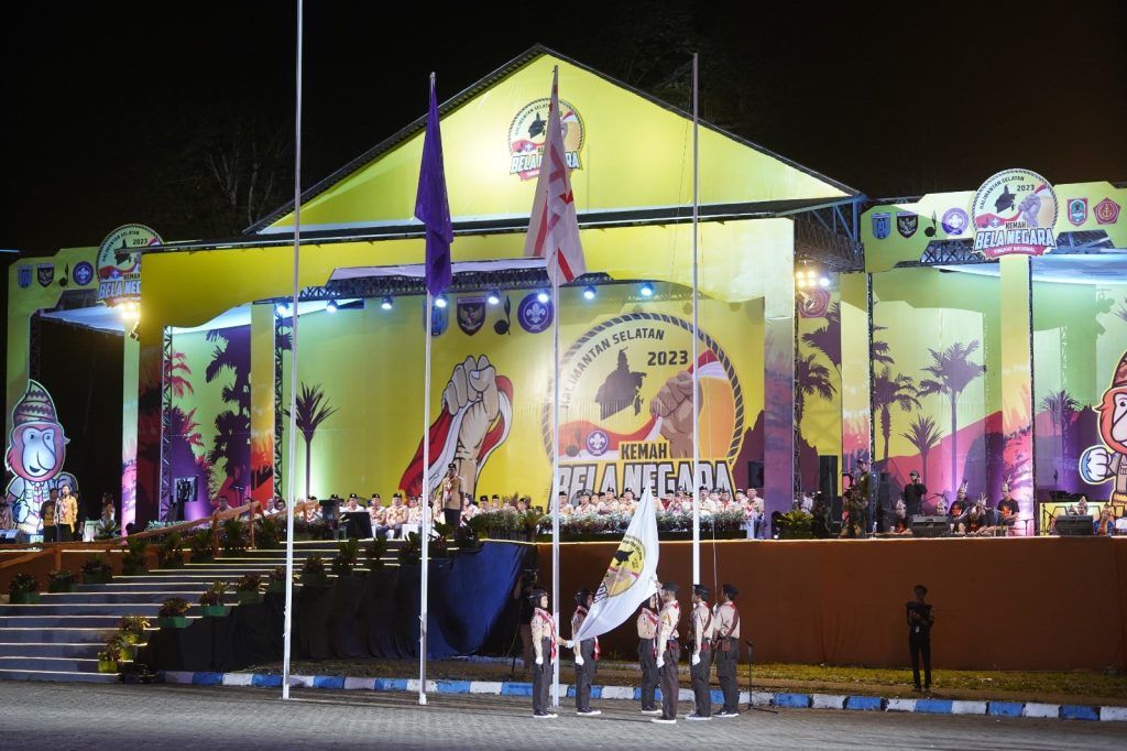 Upacara pengibaran bendera pada pembukaan Kemah Bela Negara 2023 di Kiram Park, Kabupaten Banjar, Kalimantan Selatan, Senin (10/7/2023) malam. 