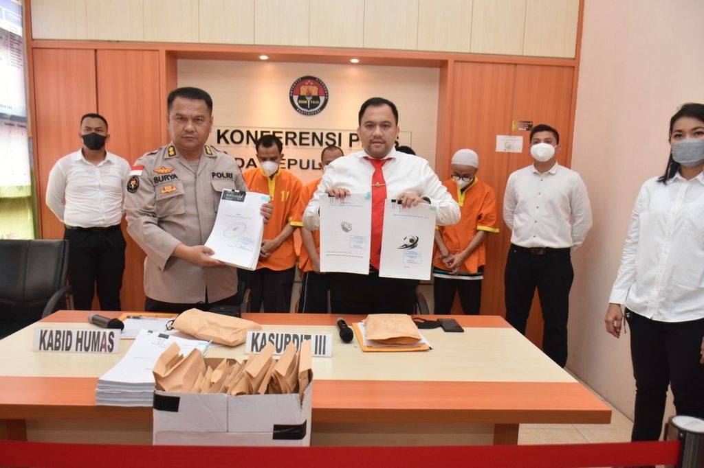 Kepala Subdirektorat Tindak Pidana Korupsi Polda Kepri Komisaris Reza Morandy Tarigan (kanan) menunjukkan berkas perkara korupsi dana hibah Dinas Pemuda dan Olahraga Provinsi Kepulauan Riau, Senin (15/8/2022).