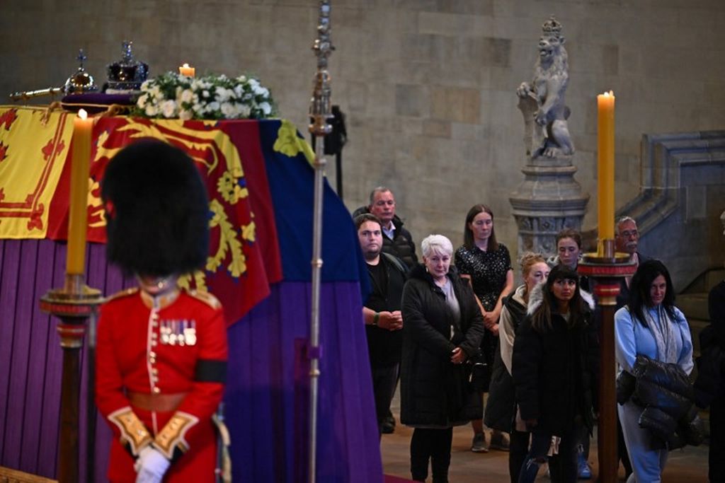 Anggota masyarakat Inggris memberikan penghormatan saat mereka melewati peti jenazah Ratu Elizabeth II di dalam Westminster Hall, Istana Westminster, London, Sabtu, 17 September 2022.