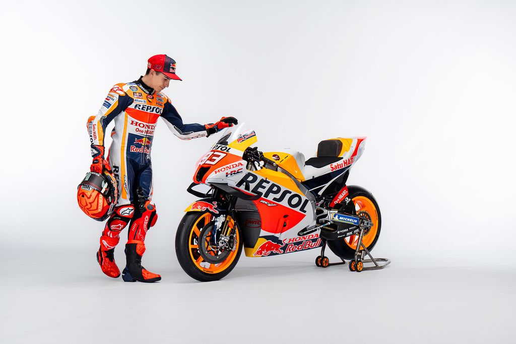 Pebalap tim Repsol Honda, Marc Marquez, berpose dengan motor RC213V yang menggunakan mesin konsep baru dalam peluncuran warna baru untuk MotoGP musim 2022, Selasa (8/2). Marquez menargetkan meraih gelar juara dunia musim ini.