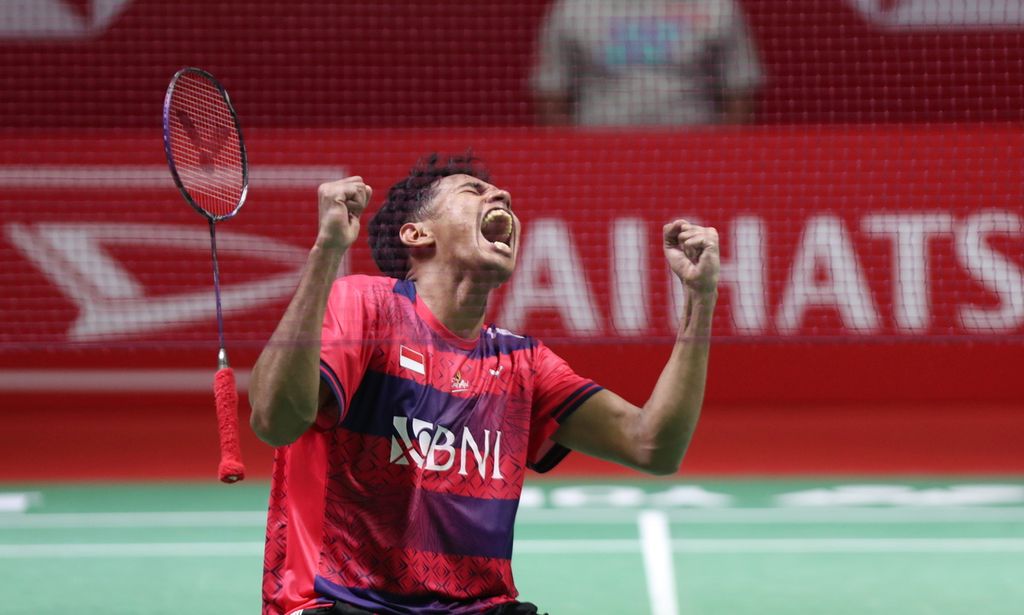 Luapan kegembiraan tunggal putra Indonesia, Chico Aura Dwi Wardoyo, setelah mengalahkan pemain Hong Kong, Angus Ng Ka Long, pada laga semifinal turnamen Daihatsu Indonesia Masters 2023 di Istora Gelora Bung Karno, Senayan, Jakarta, Sabtu (28/1/2023). Chico menang 17-21, 27-25, 22-20.