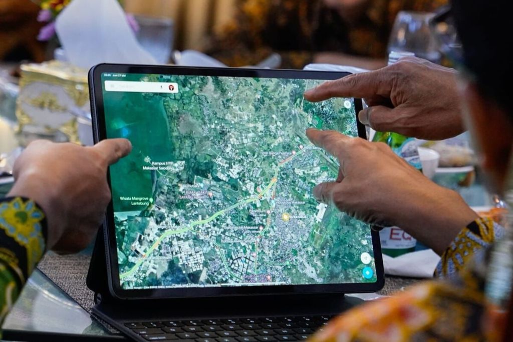 Menteri Perhubungan Budi Karya Sumadi dan sejumlah pejabat melihat peta jalur KA Trans-Sulawesi dari layar gawai, Jumat (27/5/2022) malam, disela rapat koordinasi membahas proyek kereta api ini.