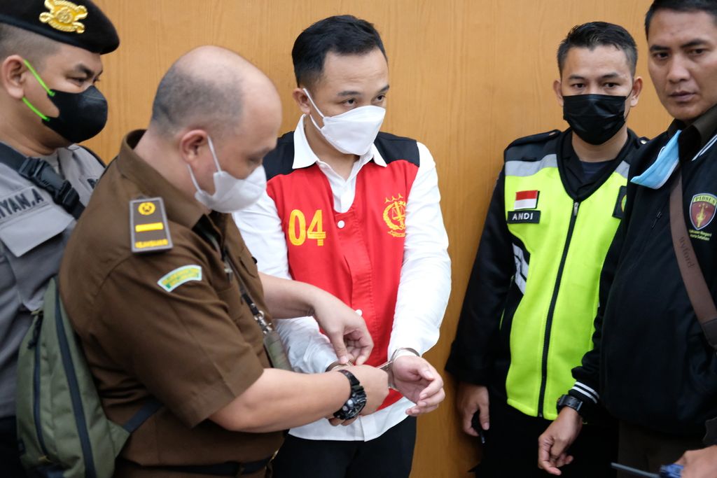 South Jakarta District Court officers open the handcuffs of defendant Ricky Rizal in the murder case of Brigadier Nofriansyah Yosua Hutabarat, in the South Jakarta District Court courtroom, Monday (17/10/2022).