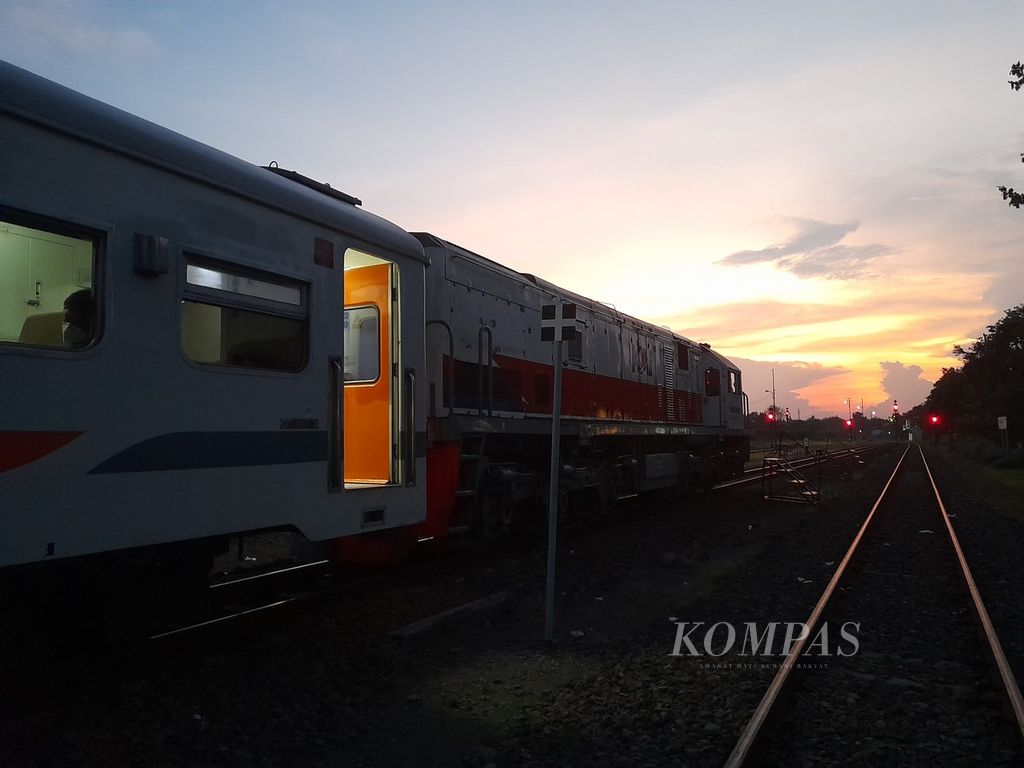Kereta Api Tawang Alun relasi Malang-Banyuwangi tengah bersiap langsir di Stasiun Bangi, Pasuruan, Jawa Timur, pada 21 Mei 2022. 
