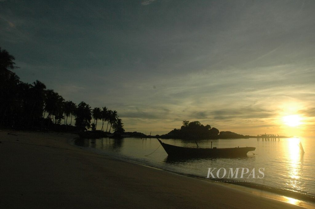 Pulau Berhala di perbatasan perairan Jambi dan Kepulauan Riau menyimpan keindahan. Hamparan pasir putih mengelilingi pulau itu dengan pemandangan yang selalu tampak cantik dari sudut mana pun. Bebatuan kuarsa besar menjulang dan menyebar di sepanjang pantai. 