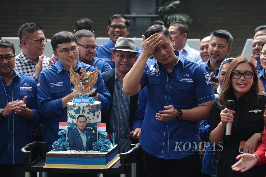 Ketua Umum Partai Demokrat Agus Harimurti Yudhoyono (AHY) diberi kejutan dengan kue ulang tahun seusai memberikan keterangan pers di kantor DPP Partai Demokrat, Jakarta, Jumat (11/8/2023).