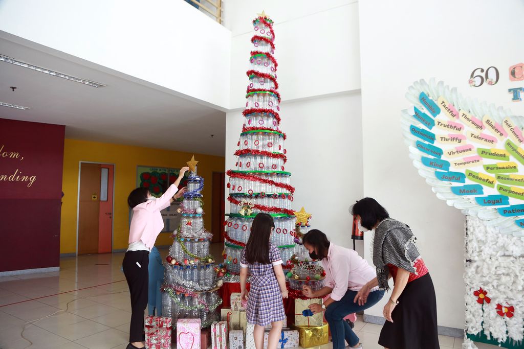 Murid dan guru merapikan pohon natal yang telah dibuat di sekolah El Shaddai Intercontinental, Jakarta Selatan, Rabu (13/12/2022).