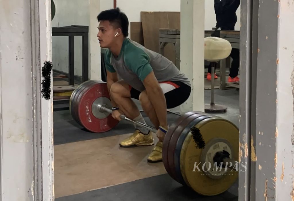 Lifter putra Indonesia, Rizki Juniansyah, berlatih untuk persiapan Olimpiade Paris 2024 di Mess Kwini, Jakarta, Jumat (24/5/2024) pagi.