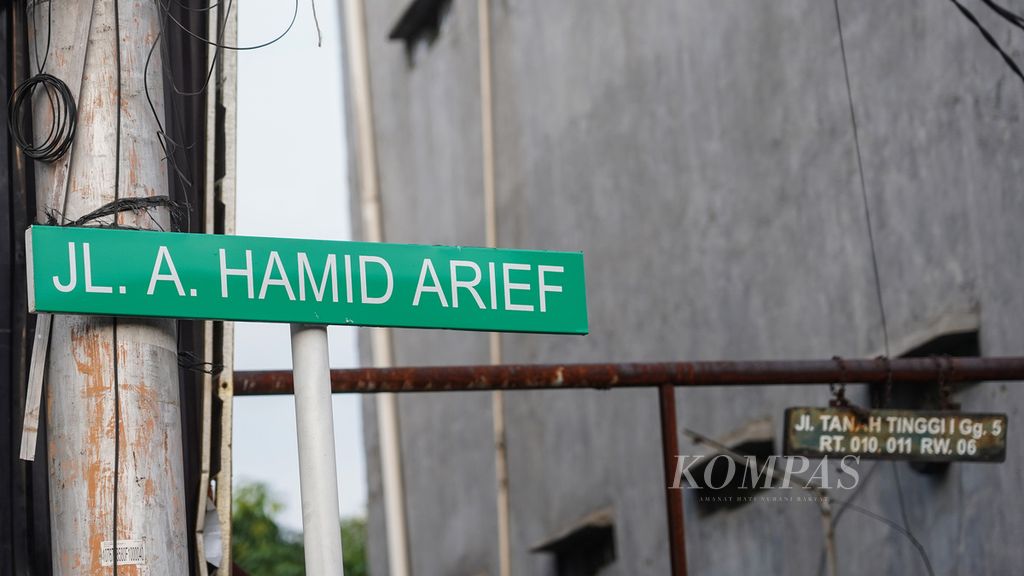 Papan nama jalan baru di permukiman warga Jalan Tanah Tinggi I Gang 5, Johar Baru, Senen, Jakarta Pusat, yang dipasang tanpa persetujuan warga, Rabu (29/6/2022). 