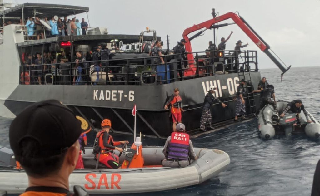 Dokumentasi Kantor SAR Denpasar/Basarnas Bali menampilkan suasana evakuasi di kapal KAL Kadet-6 dan kapal SAR di perairan utara Karangasem, Bali, Rabu (16/11/2022).