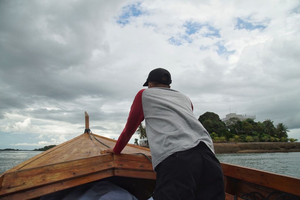 Pengemudi perahu menghindari karang di perairan dangkal sekitar Kecamatan Belakang Padang, Kota Batam, Kepulauan Riau, Selasa (29/6/2021). 