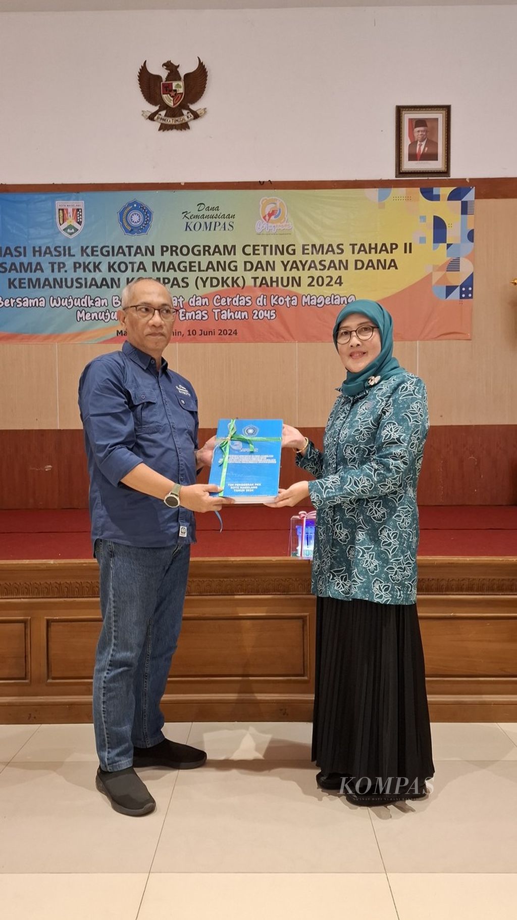 Manajer Eksekutif Yayasan Dana Kemanusiaan Kompas Anung Wendyartaka menerima hasil laporan Program Ceting Emas Tahap II dari perwakilan Kader TP PKK Kota Magelang, Hastuti Harso, di Magelang, Senin (10/6/2024). Sebanyak 180 anak kurang gizi mendapat pemberian makanan tambahan dalam program Ceting Emas bekerja sama dengan Yayasan Dana Kemanusiaan Kompas.