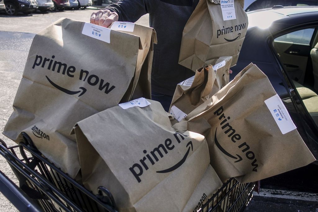 Sejumlah kantong barang-barang pesanan konsumen yang berbelanja di lokapasar Amazon siap diantarkan ke konsumen pada Februari 2018.