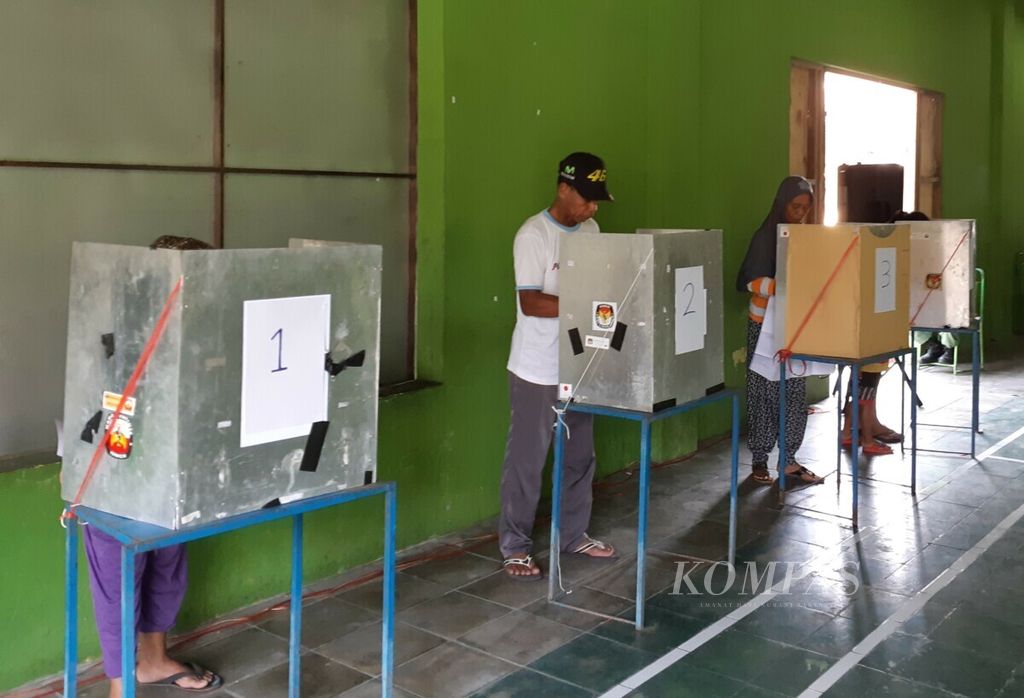 Pemilih mencoblos surat suara di bilik suara saat pemungutan suara ulang di tempat pemungutan suara (TPS) 12 Gedangan, Kecamatan Grogol, Kabupaten Sukoharjo, Jawa Tengah, Sabtu (27/4/2019). 