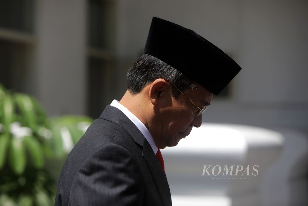 Wakil Ketua KPK Johanis Tanak seusai pelantikan dirinya di Istana Negara, Jakarta, Jumat (28/10/2022). 