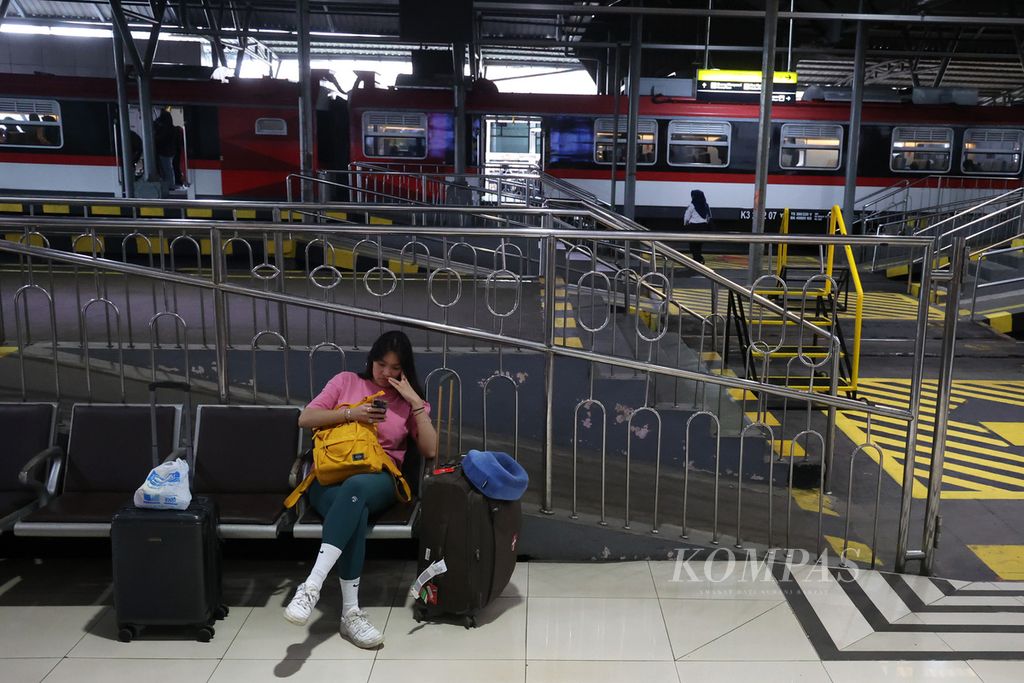 Penumpang duduk menunggu kereta di Stasiun Tugu, Yogyakarta, Jumat (14/4/2023).