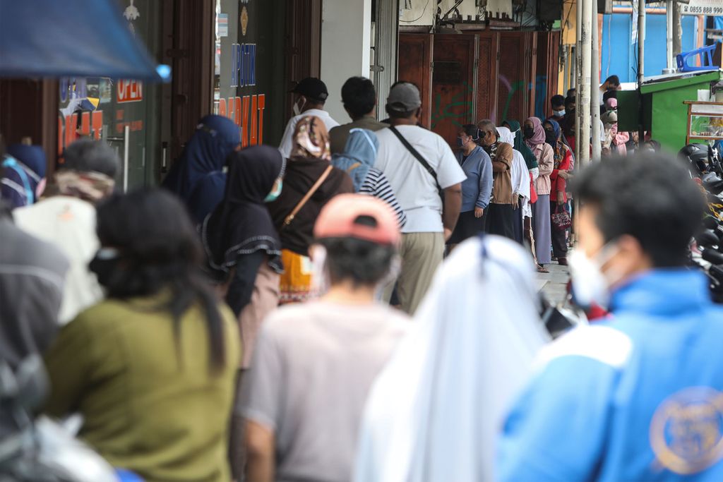 Dua apotek di Jalan Siliwangi, Tangerang Selatan dipenuhi antrean warga yang akan membeli barang-barang penunjang kesehatan seperti obat, vitamin, dan masker (30/6/2021). Antrean di apotek terjadi akibat melonjaknya warga yang terinfeksi Covid-19. 