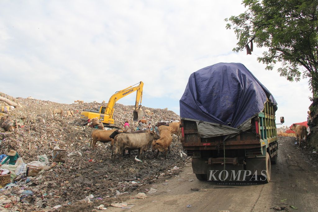  A garbage truck enters the Piyungan Integrated Waste Processing Site (TPST), Bantul Regency, Yogyakarta Special Region (DIY), Saturday (19/2/2022) morning. Every day, around 600 tons of waste enter the TPST, which is located in Piyungan District, Bantul Regency..