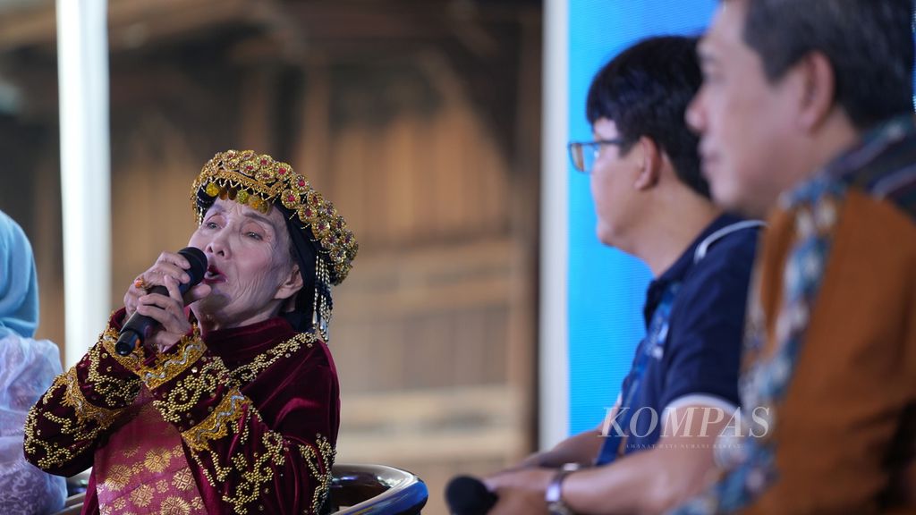 Tino Mariam (kiri) melantunkan Tale Nuei dalam acara Bincang-bincang Tradisi Lisan Tale Tuai Jambi dan Dongeng Buleng Betawi dalam Festival Kata: Merawat Literasi Merawat Kebudayaan di Bentara Budaya Jakarta, Kamis (26/10/2023). 