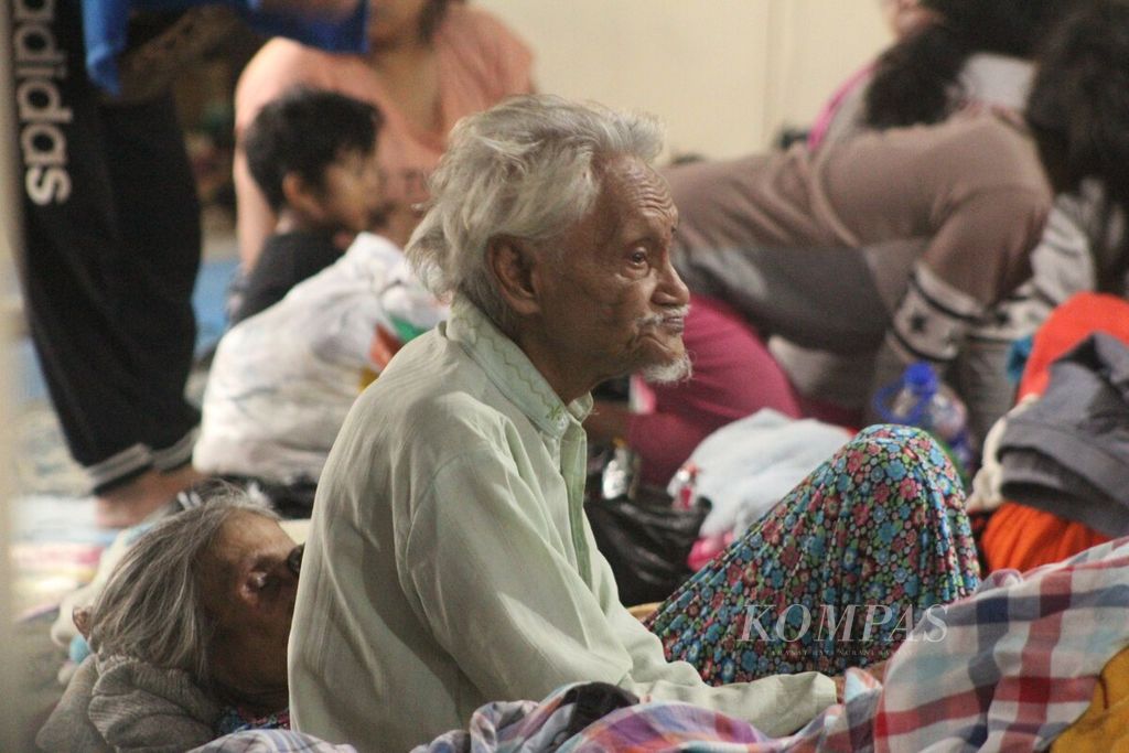 Pasangan lansia mengungsi di Gedung Inkanas, Baleendah, Kabupaten Bandung, Jawa Barat, Selasa (27/2/2018). 
