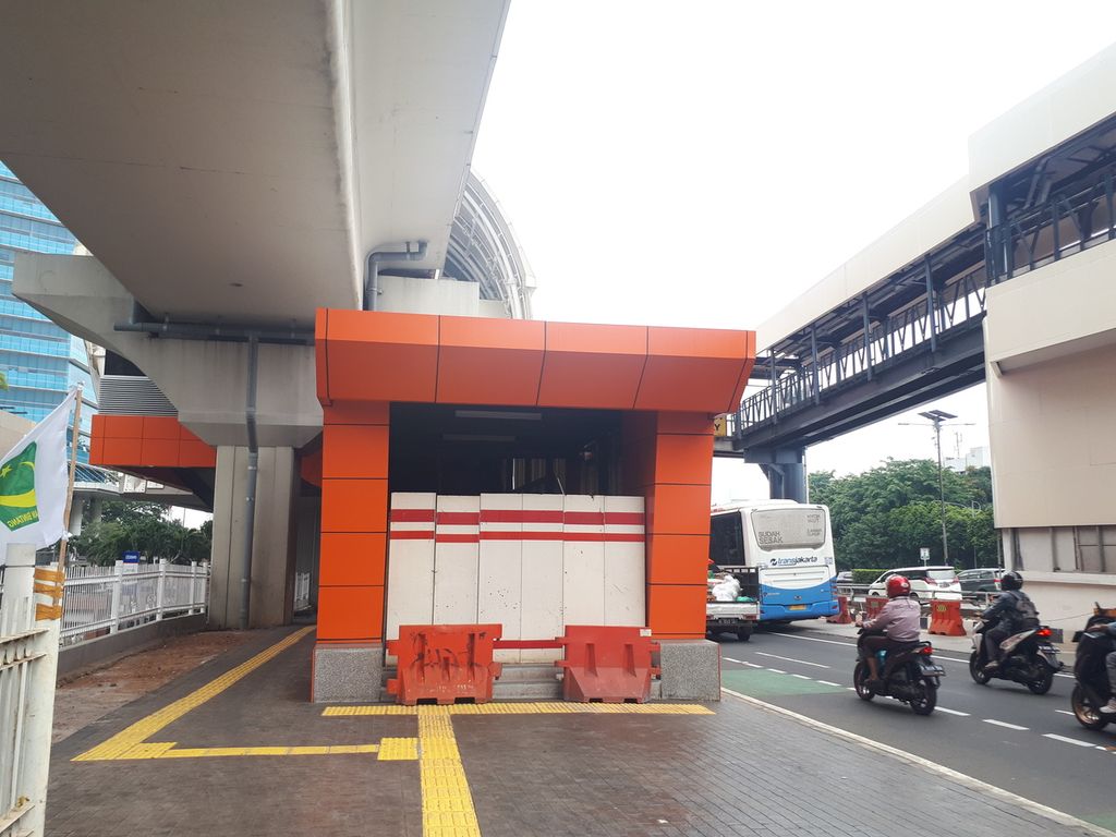  Pintu yang menghubungkan Halte Cikoko dan Stasiun LRT Cawang, Pancoran, Jakarta Selatan, Rabu (18/1/2023).