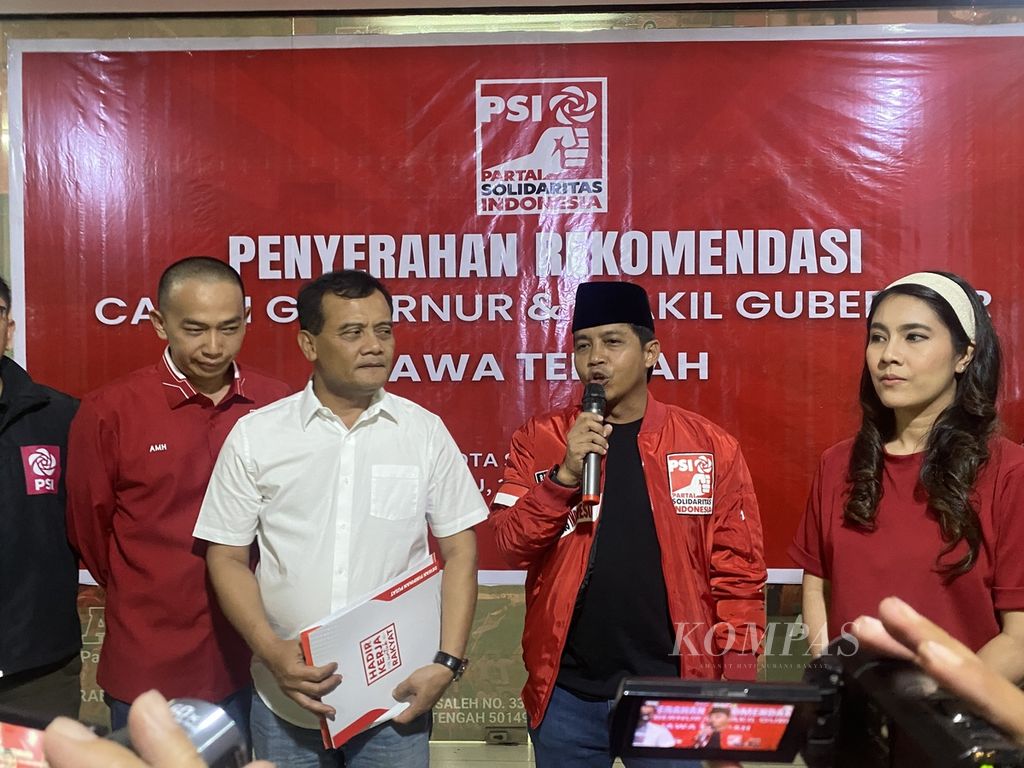 Sekretaris Jenderal Partai Solidaritas Indonesia (PSI) Raja Juli Antoni memberikan sambutannya usai menyerahkan surat rekomendasi kepada Ahmad Luthfi dan Taj Yasin Maimoen untuk maju dalam Pemilihan Gubernur dan Wakil Gubernur Jawa Tengah di Kantor Dewan Pimpinan Wilayah PSI, Kota Semarang, Minggu (25/8/2024) malam. 