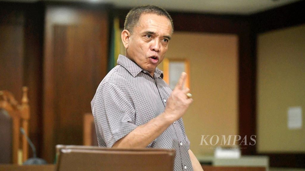 Irwandi Yusuf di sela sidang di Pengadilan Tindak Pidana Korupsi Jakarta, Senin (18/2/2019). 