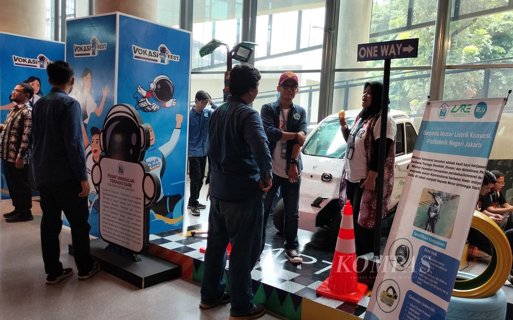 Pelibatan industri di pendidikan vokasi terus diperkuat untuk menghasilkan produk dalam negeri. Terlihat di salah satu stan di Vokasifest X Festival Merdeka Belajar di Jakarta pada 11-12 November 2023, Politeknik Negeri Jakarta berkolaborasi dengan industri untuk mengembangkan kendaraan listrik.