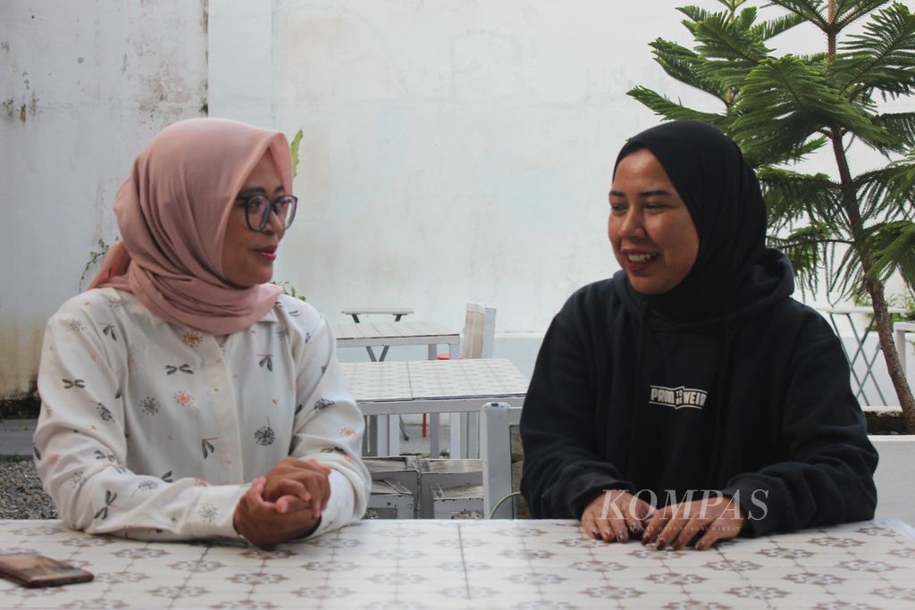  Desi Pratifa (putih) dan Febriana Ramadhani (hitam) juru bahasa isyarat di Provinsi Aceh. 