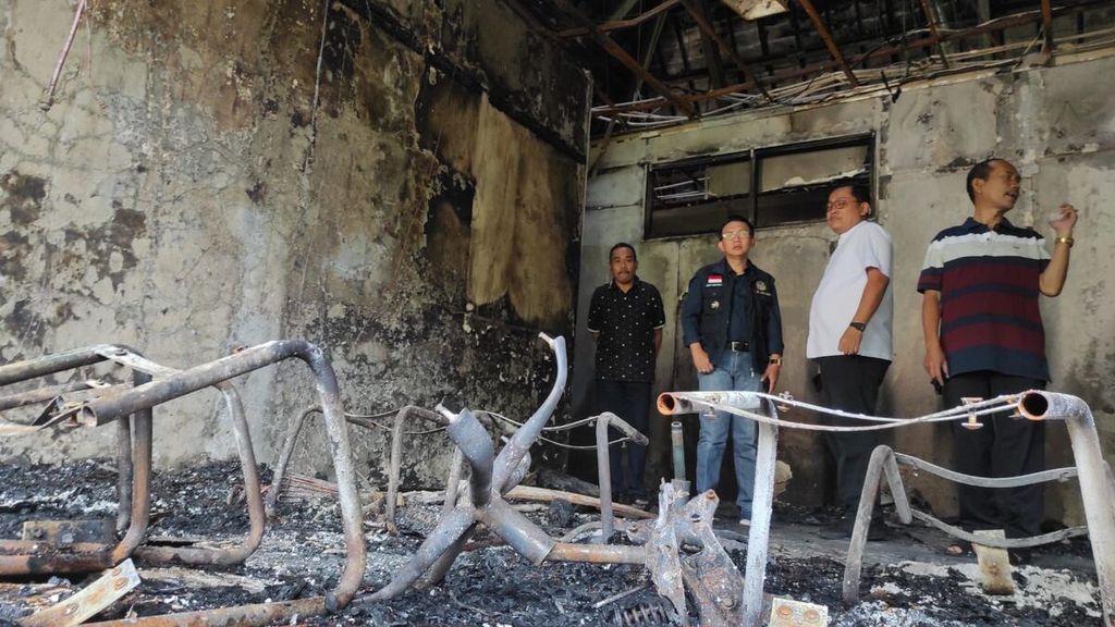 Kondisi lantai dua gedung Dinas Pendidikan Kabupaten Bekasi yang berada di Kompleks Pemkab Bekasi, di Cikarang Pusat, yang terbakar, Jumat (7/4/2023) sore.