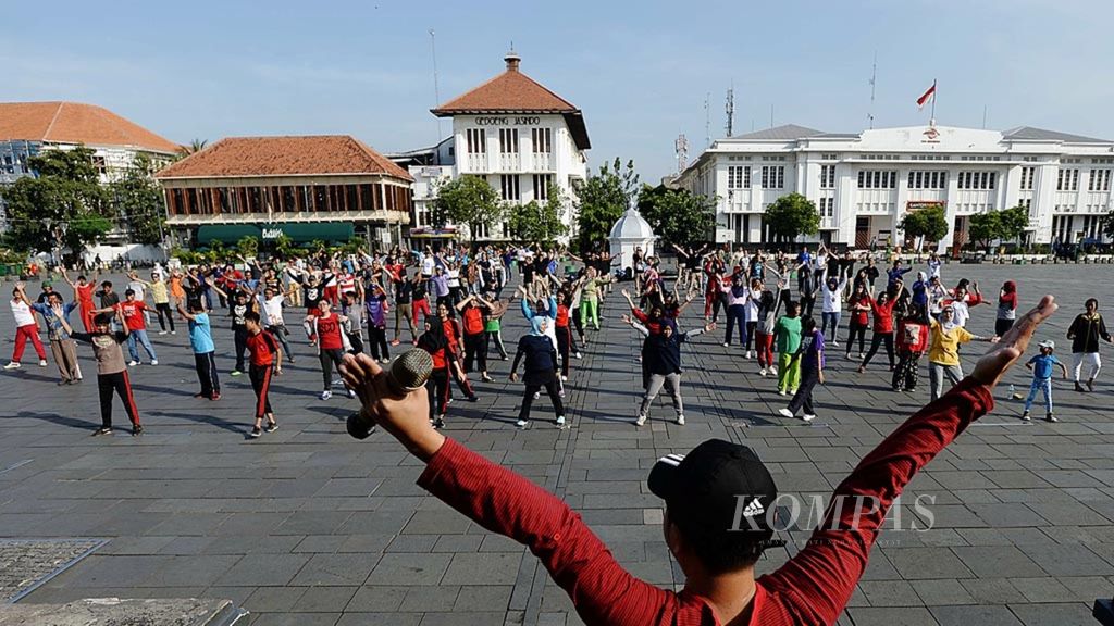Masyarakat dari berbagai kalangan usia dan latar belakang sosial mengikuti senam pagi bersama di pelataran Museum Sejarah Jakarta, Kota Tua, Jakarta, Jumat (27/10/2017).