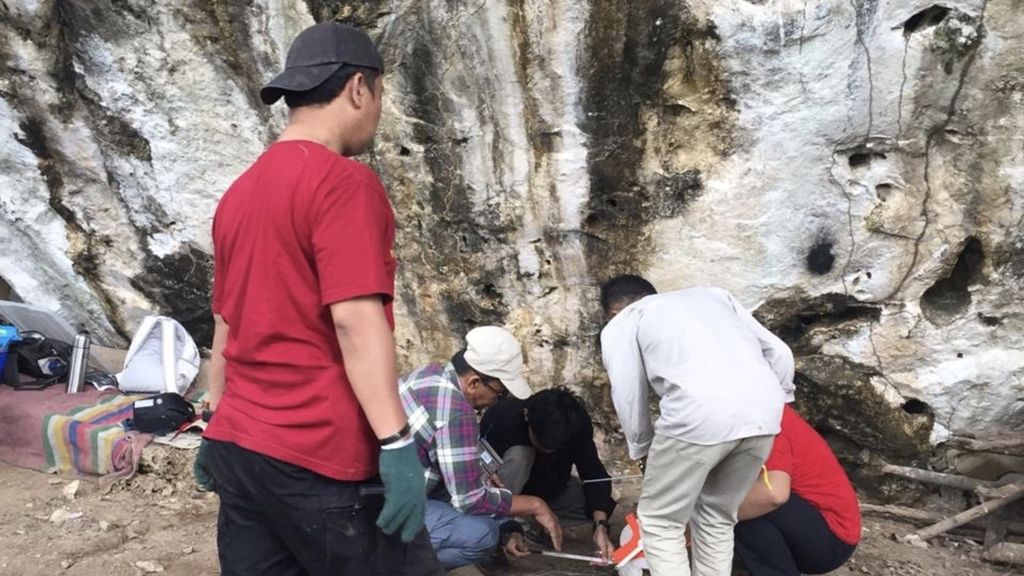 Peneliti dari Balai Arkeologi Sulsel dan arkeolog Unhas melakukan ekskavasi untuk meneliti pertemuan budaya antar penutur Austronesia dan kelompok lokal Toala di Maros, Selasa (9/7/2019).