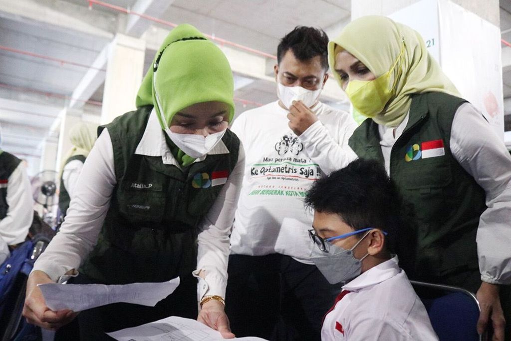 Ketua Jabar Bergerak, Atalia Praratya saat meninjau kesehatan mata pelajar Kota Bogor. Sebanyak 609 pelajar mengalami gangguan kesehatan mata akibat paparan gawai.