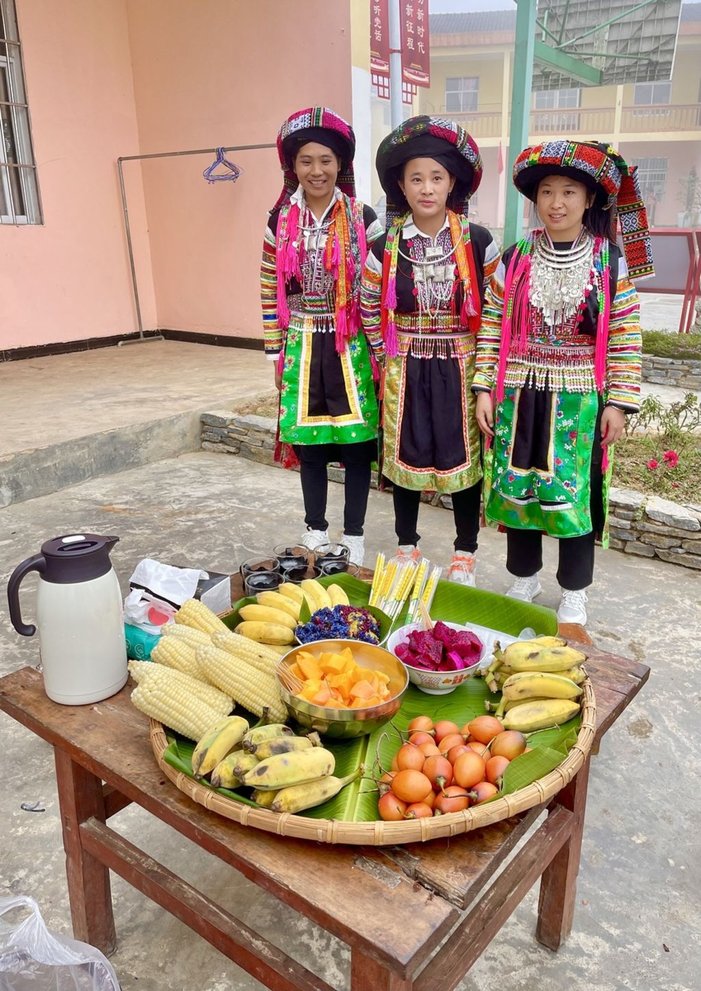Salah satu kelompok etnis minoritas di Wenshan, Yao, tinggal di dataran tinggi di Wenshan dan bertani tomat. Hasil panennya lalu dijual ke pasar dan secara online. Ketika kami berkunjung ke desa mereka, Kamis, mereka menyajikan buah-buahan seperti pepaya.