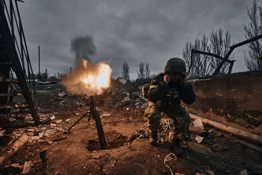 Seorang tentara Ukraina menembakkan mortir mengarah pada posisi pasukan Rusia di Bakhmut, wilayah Donetsk, Ukraina, 10 November 2022. 