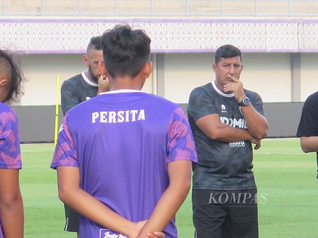 Pelatih Persita Tangerang Angel Alfredo Vera (kanan) memimpin pemberian arahan kepada skuadnya dalam latihan tim jelang laga melawan Persik Kediri di Arena Indomilk, Tangerang, Banten, Minggu (24/7/2022). Laga itu akan menjadi debut Vera bersama "Pendekar Cisadane" di Liga 1 2022-2023.