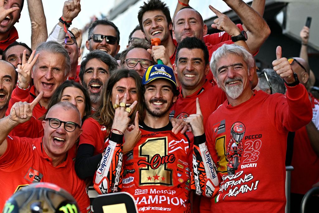 Pebalap Ducati Lenovo Francesco Bagnaia (tengah) merayakan bersama timnya setelah memenangi Grand Prix MotoGP Valencia di Sirkuit Ricardo Tormo di Cheste dekat Valencia,  Spanyol, Minggu (26/11/2023). Ducati memasang target gelar juara dunia tiga kali berturut-turut, yaitu 2022, 2023, dan 2024.
