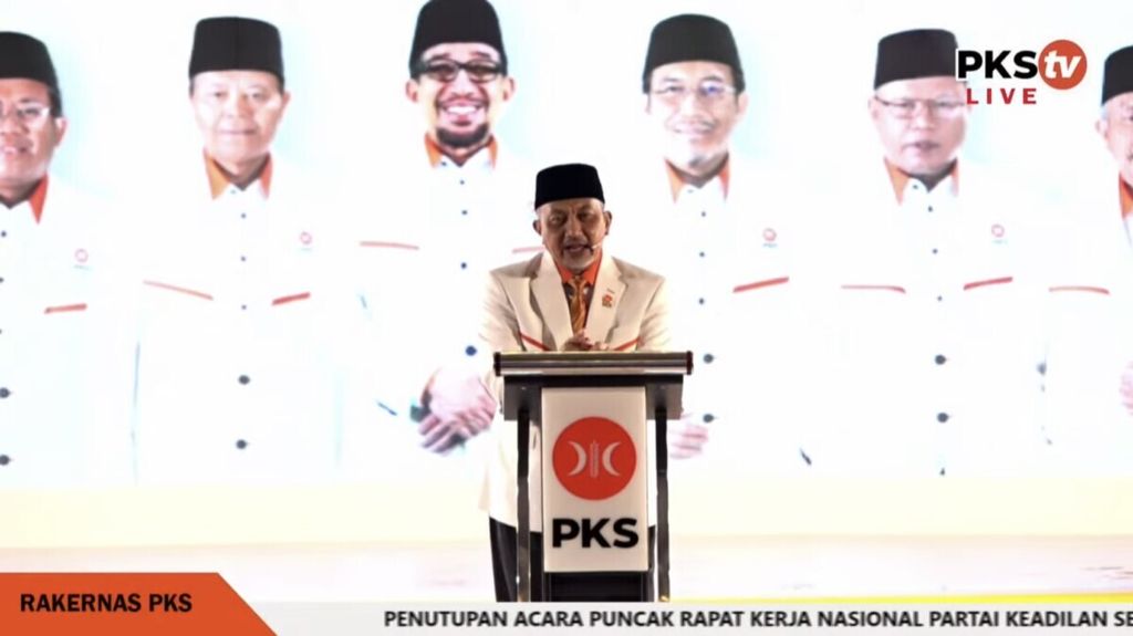 Presiden Partai Keadilan Sejahtera memberikan pidato pilitik saat penutupan Rapat Kerja Nasional 2021 di Jakarta, Kamis (18/3/2021). PKS menegaskan sikapnya sebagai partai oposisi.