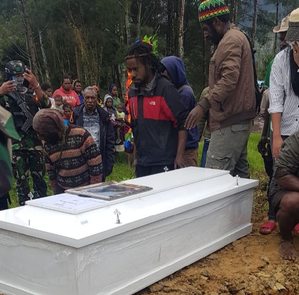 Pemakaman jenazah Bebi Tabuni di Distrik Ilaga, Kabupaten Puncak, Papua, Selasa (8/3/2022). Bebi termasuk delapan pekerja menara Palapa Ring yang dibunuh KKB di Kampung Jenggeren, Distrik Beoga Barat, Kabupaten Puncak, 2 Maret 2022.
