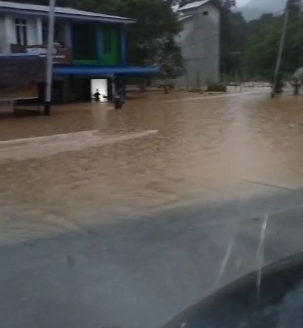 Banjir di Aruk, Kecamatan Sajingan Besar, Kabupaten Sambas, Kalimantan Barat, terjadi pada Jumat (1/3/2024).