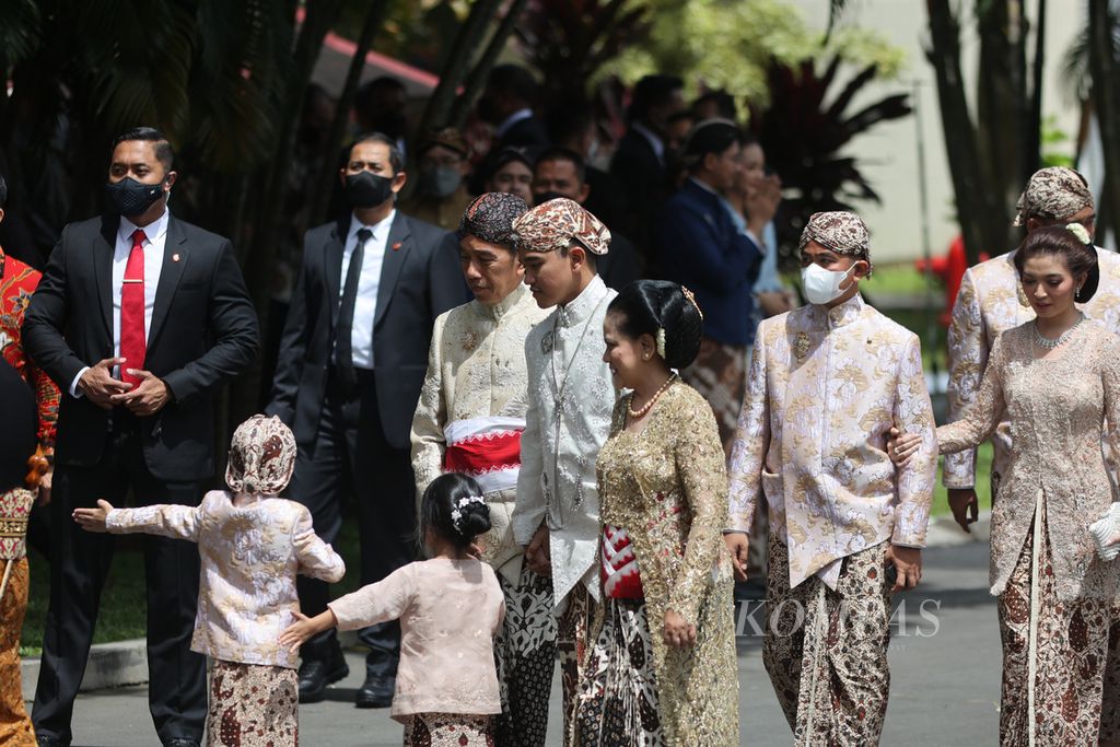 Presiden Joko Widodo beserta keluarga mendampingi Kaesang Pangarep menuju tempat upacara pernikahan di Pendopo Agung Ambarrukmo, Sleman, DI Yogyakarta, Sabtu (10/12/2022). 