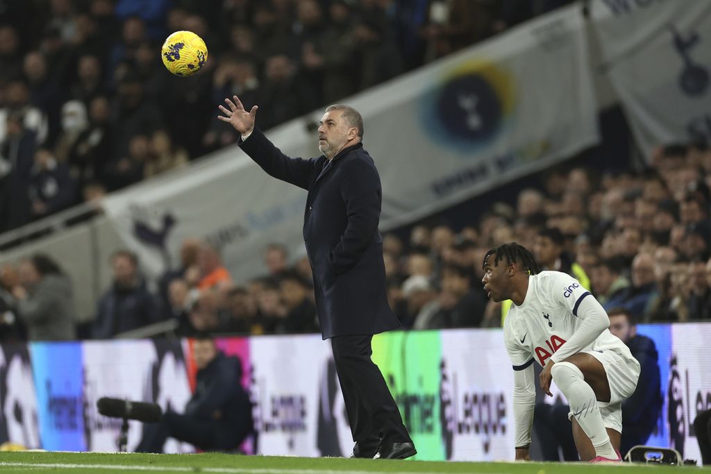 Manajer Tottenham Ange Postecoglou mendampingi pasukannya saat laga lawan Newcastle United, Senin (11/12/2023) dini hari WIB.  