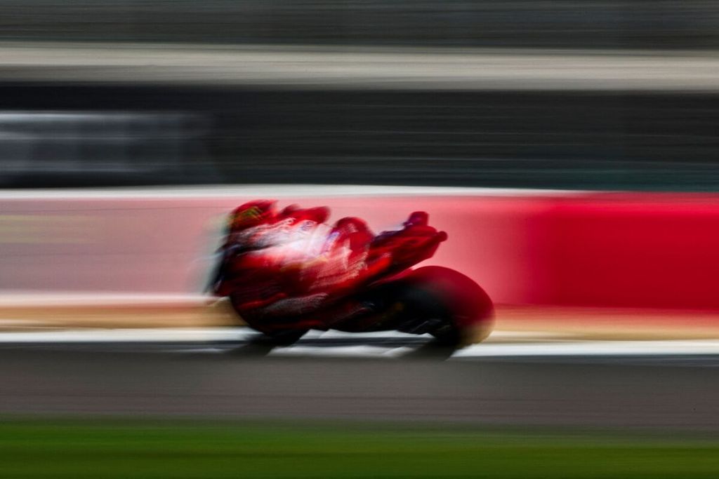 Pebalap Ducati, Francesco Bagnaia, saat sesi latihan MotoGP seri Inggris di Silverstone, Northamptonshire, 2 Agustus 2024. 