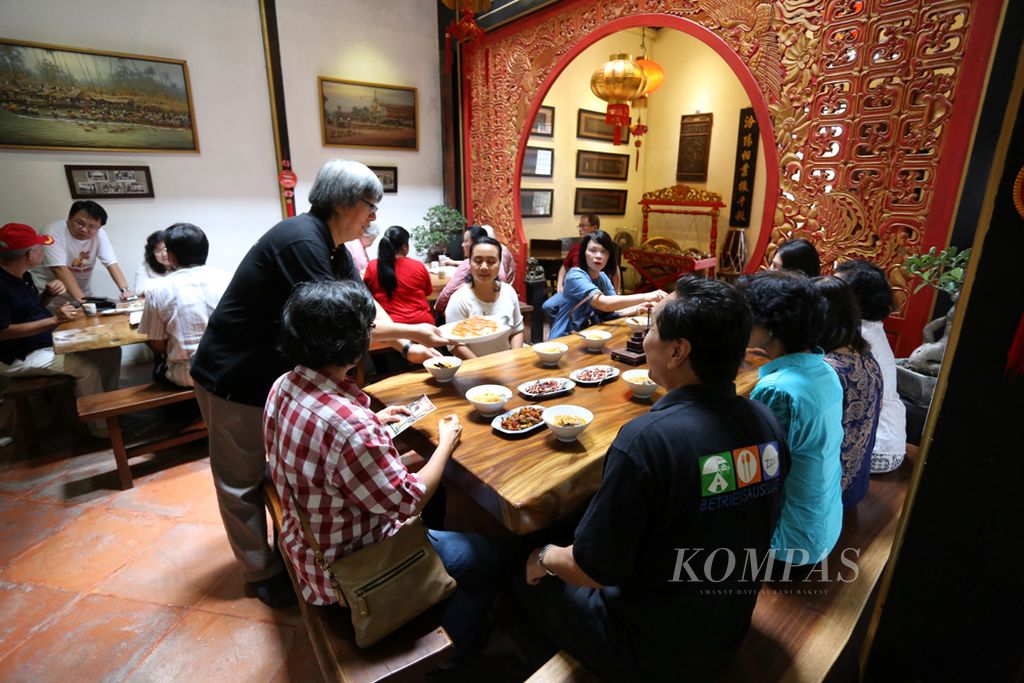 Pemilik Benteng Heritage Udaya Halim menyajikan makanan khas Kota Tangerang kepada para pengunjung museum itu. Makanan khas seperti asinan Tangerang merupakan wujud akulturasi budaya China dan lokal.