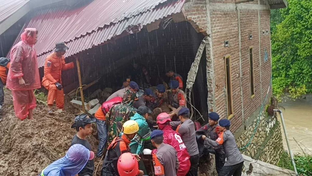 Pencarian lima korban tertimbun longsor dilakukan tim SAR gabungan di Kecamatan Cenrana, Kabupaten Maros, Sulawesi Selatan, Rabu (28/12/2022).