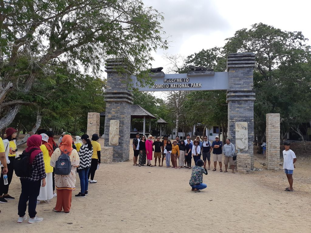 Pengunjung tiba di Pulau Komodo, Kabupaten Manggarai Barat, NTT, pada Jumat (24/6/2022). Dalam satu hari, lebih dari 1.000 pengunjung yang datang untuk melihat reptil komodo.