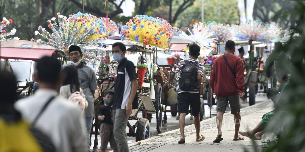 Sejumlah delman menunggu pengunjung yang akan menyewa delman untuk berkeliling kawasan Monas, Jakarta, Minggu (26/6/2022). 
