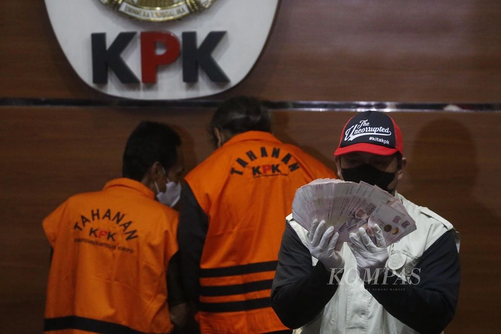 Petugas KPK di Kantor KPK, Jakarta menunjukkan bukti berupa uang senilai 205.000 dollar Singapura dan Rp 50 juta kepada wartawan saat konferensi pers operasi tangkap tangan dugaan pemberian suap pengurusan perkara di Mahkamah Agung, Jumat (23/9/2022) pagi. Dalam kasus ini, KPK telah menetapkan 10 tersangka dengan satu diantaranya adalah hakim agung.