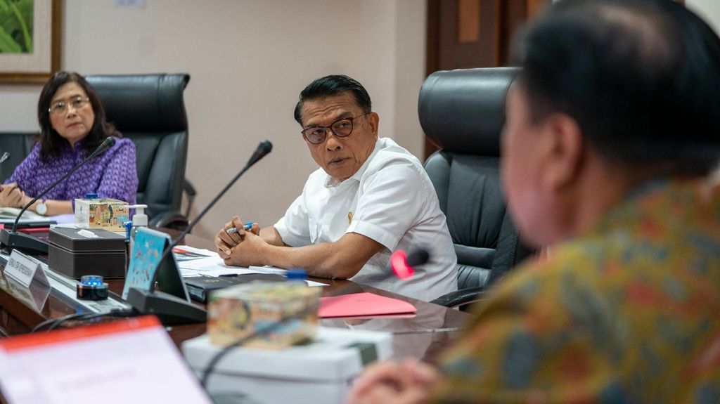 Kepala Staf Kepresidenan Moeldoko didampingi Deputi V KSP Jaleswari Pramodhawardani memimpin rapat koordinasi terkait perkembangan terkini proses hukum Tragedi Kanjuruhan, di Gedung Bina Graha Jakarta, Rabu (11/1/2023).
